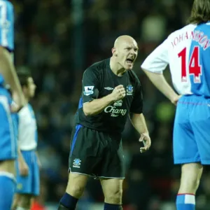 Thomas Gravesen barks his instructions