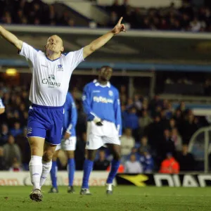 Thomas Gravesen celebrates