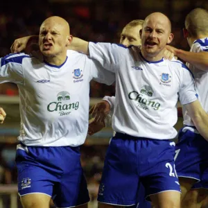 Thomas Gravesen celebrates with Lee Carsley