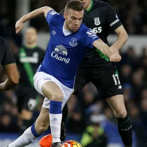 Tom Cleverley vs Ryan Shawcross: A Battle for Possession at Goodison Park Tom Cleverley vs Ryan Shawcross: A Battle for Possession at Goodison Park