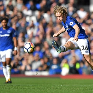 Tom Davies of Everton Facing Off Against Tottenhotspur at Goodison Park during the 2017-18 Premier League Season