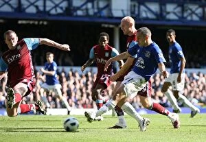 Premier League Collection: 04 April 2011 Everton v Aston Villa