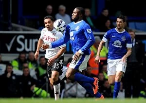 Images Dated 27th April 2013: Battle for the Ball: Anichebe vs. Richardson - Everton's 1-0 Victory over Fulham (Goodison Park)