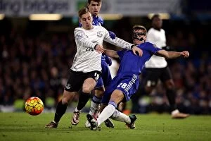 Images Dated 16th January 2016: Battle for the Ball: Azpilicueta vs. Deulofeu - Premier League Clash between Chelsea and Everton