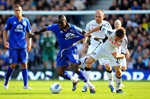 23 October 2011 Fulham v Everton Collection: Battle for the Ball: Drenthe vs. Grygera - Fulham vs. Everton, Premier League (2011)