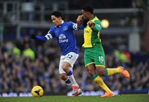 Images Dated 11th January 2014: Battle for the Ball: Fer vs. Pienaar in Everton's Victory over Norwich City