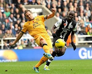 Images Dated 5th November 2011: Battle for the Ball: Jagielka vs Ba - Everton vs Newcastle United, Premier League (2011)