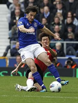 Images Dated 29th October 2011: Battle for the Ball: Park vs. Baines - Everton vs. Manchester United, Premier League (2011)