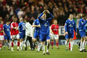 Charlton 2 Everton 0 28 12 04, TONY HIBBERT APPLAUDS THE F