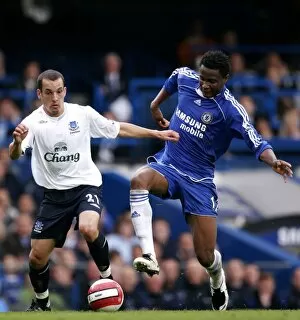Chelsea v Everton Collection: Chelsea v Everton - Leon Osman in action against John Obi Mikel