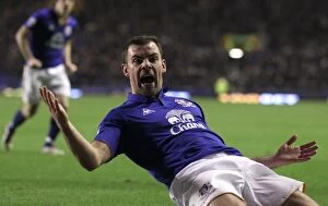 Images Dated 31st January 2012: Darron Gibson's Stunner: Everton's Historic First Goal Against Manchester City in 2012 Premier