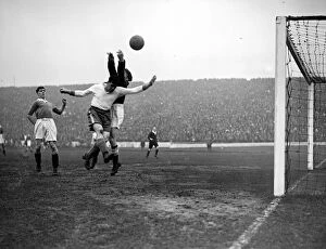 Vintage Moments Collection: Dixie Dean Everton in action with Millington, the Chelsea goalkeeper, at Stamford Bridge