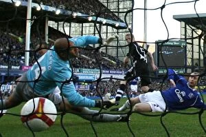 Everton v Newcastle Collection: Duff Strikes Back: Everton vs Newcastle United, 08/09 - Damien Duff Scores the Decisive Goal at