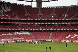 Images Dated 21st October 2009: Everton FC: Gearing Up for Europa League Showdown against SL Benfica at Estadio da Luz