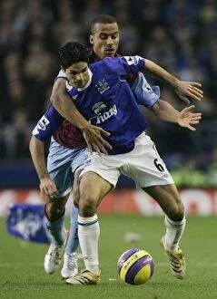 Everton v Aston Villa Gallery: Everton v Aston Villa - Evertons Mikel Arteta and Aston Villas Gabriel Agbonlahor