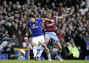 Everton v Aston Villa Gallery: Everton v Aston Villa Evertons Simon Davies in action against Aston Villas Olof Mellberg
