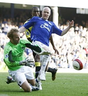 Everton v Manchester City Collection: Everton v Manchester City Evertons Andrew Johnson is beaten to the ball by Manchester City s