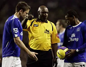 Everton v Tottenham Hotspur Uriah Rennie talks to James Beattie and Manuel Fernandes