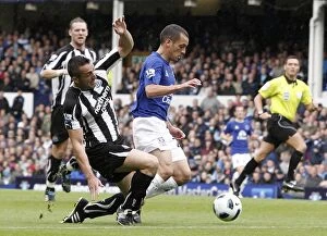 Images Dated 18th September 2010: Everton vs Newcastle United: A Clash at Goodison Park - Osman vs Enrique