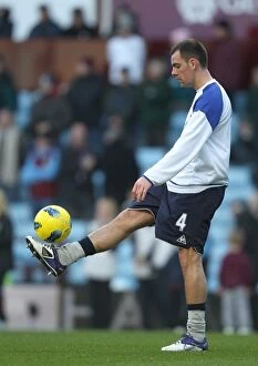 Images Dated 14th January 2012: Everton's Darron Gibson in Action: Premier League Clash vs. Aston Villa (January 2012)