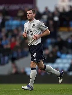 Everton's Darron Gibson in Action: Premier League Showdown against Aston Villa (14 January 2012)