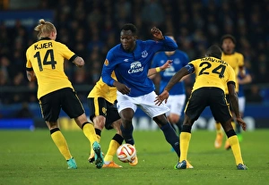 Framed Print : Everton's Lukaku Fights for Ball against Lille's Defense in Europa League Match Framed Print : Everton's Lukaku Fights for Ball against Lille's Defense in Europa League Match