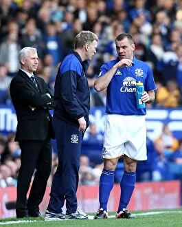 Images Dated 13th May 2012: Everton's Moyes and Gibson in Deep Discussion: Premier League Clash vs