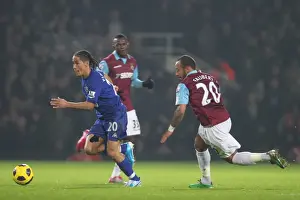 Framed Print : Everton's Thrilling Escape: Steve Pienaar Outwits Julien Faubert at Upton Park (26 December 2010)