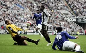 Newcastle v Everton Collection: Evertons Tim Howard saves from Newcastles Obafemi Martins