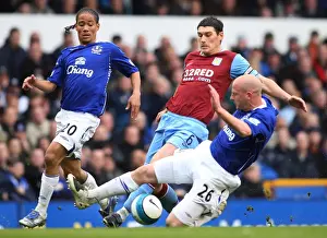Football - Everton v Aston Villa Barclays Premier League - Goodison Park - 27 / 4 / 08 Evertons Lee Carsley (R) in action with Gareth Barry of Aston Villa (C) as Steven Pienaar (L) looks on Mandatory Credit: Action Images / Scott Heavey Livepic NO O