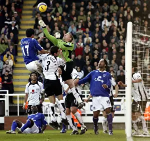 Fulham v Everton 4 / 11 / 06 Fulhams Antti Niemi clears the ball under pressure