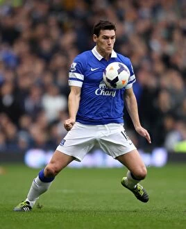 Images Dated 20th April 2014: Gareth Barry's Leadership: Everton's 2-0 Victory Over Manchester United (April 21, 2014)
