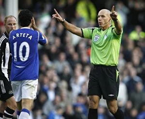 Everton v Newcastle Collection: Howard Webb Referees Everton vs Newcastle United in the Barclays Premier League (08/09)