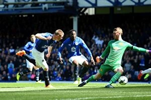 Images Dated 26th April 2015: James McCarthy Scores the Opener: Everton's Thrilling Goal vs Manchester United