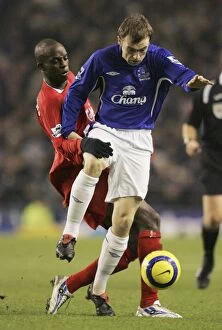 Images Dated 28th December 2005: James McFadden vs. Mohamed Sissoko: A Moment of Skill on the Football Field