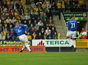 Kevin Kilbane Gallery: Kevin Kilbane puts Everton ahead