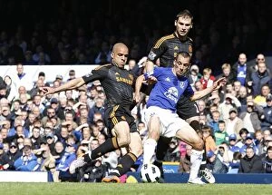 Images Dated 22nd May 2011: Leon Osman Stands Firm: Intense Battle Between Everton's Osman and Chelsea's Alex and Ivanovic