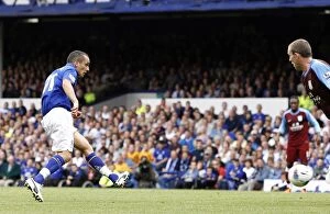 Images Dated 10th September 2011: Leon Osman's Game-Winning Goal: Everton vs. Aston Villa, Barclays Premier League (Goodison Park)