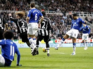 Newcastle v Everton Collection: Lescott's Strike at St. James Park: Everton vs. Newcastle United (08/09)