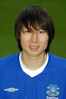 Images Dated 12th August 2004: Li Tie with Everton FC: Team Picture and Portraits