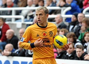 Framed Print : Phil Neville vs Newcastle United at St. James Park: Everton vs Newcastle, Barclays Premier League (5 November 2011)