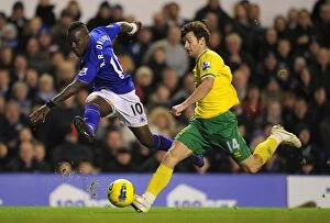 Images Dated 17th December 2011: Pressured Cross: Royston Drenthe vs Wesley Hoolahan, Everton vs Norwich City