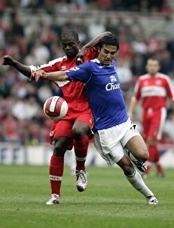 Middlesbrough v Everton Collection: The Riverside Stadium -Middlesbroughs George Boateng and Evertons Tim Cahill in action