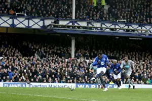 Framed Print : Romelu Lukaku Scores Penalty: Everton's Thrilling Victory Over Newcastle United (BPL, Goodison Park)