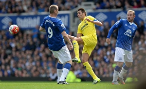Rooney vs. Ferguson: A Football Rivalry Unfolds - Everton's Battle for the Ball (Pre-Season Friendly vs. Leeds United)