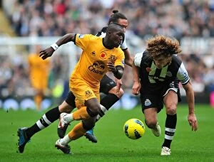 Images Dated 5th November 2011: Royston Drenthe Outruns Fabricio Coloccini: Everton's Drenthe Outpaces Newcastle's Coloccini in