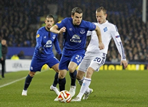 Framed Print : Seamus Coleman vs Oleh Husyev: Everton vs Dynamo Kiev - UEFA Europa League Round of 16 First Leg Clash at Goodison Park Framed Print : Seamus Coleman vs Oleh Husyev: Everton vs Dynamo Kiev - UEFA Europa League Round of 16 First Leg Clash at Goodison Park