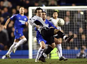 Simon Davies vs Maniche: Everton Midfielder in Defensive Battle