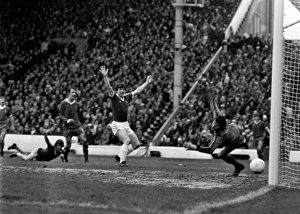 Images Dated 7th December 2010: Soccer - FA Cup - Semi Final - Liverpool v Everton - Maine Road
