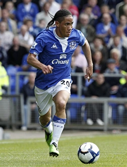 Steven Pienaar in Action: Everton vs Fulham, Premier League Thriller at Craven Cottage